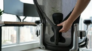 Diagram of an ergonomic chair with adjustable lumbar support protecting the lower back curve.
