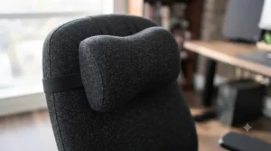 Detachable headrest cushion on gaming chair / Coussin d'appui-tête amovible pour chaise de jeu